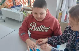 Warsztat plastyczny - chłopiec 2 zdobi talerz