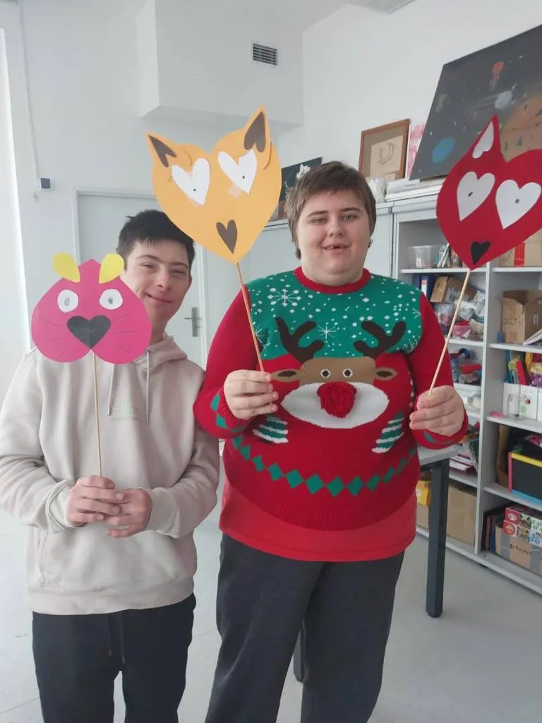 Zbliżają się Walentynki, więc dziś podczas zajęć plastycznych w Kulturotece tworzyliśmy “serduszkowe” zwierzątka. 💛🤎🩷🧡🩵