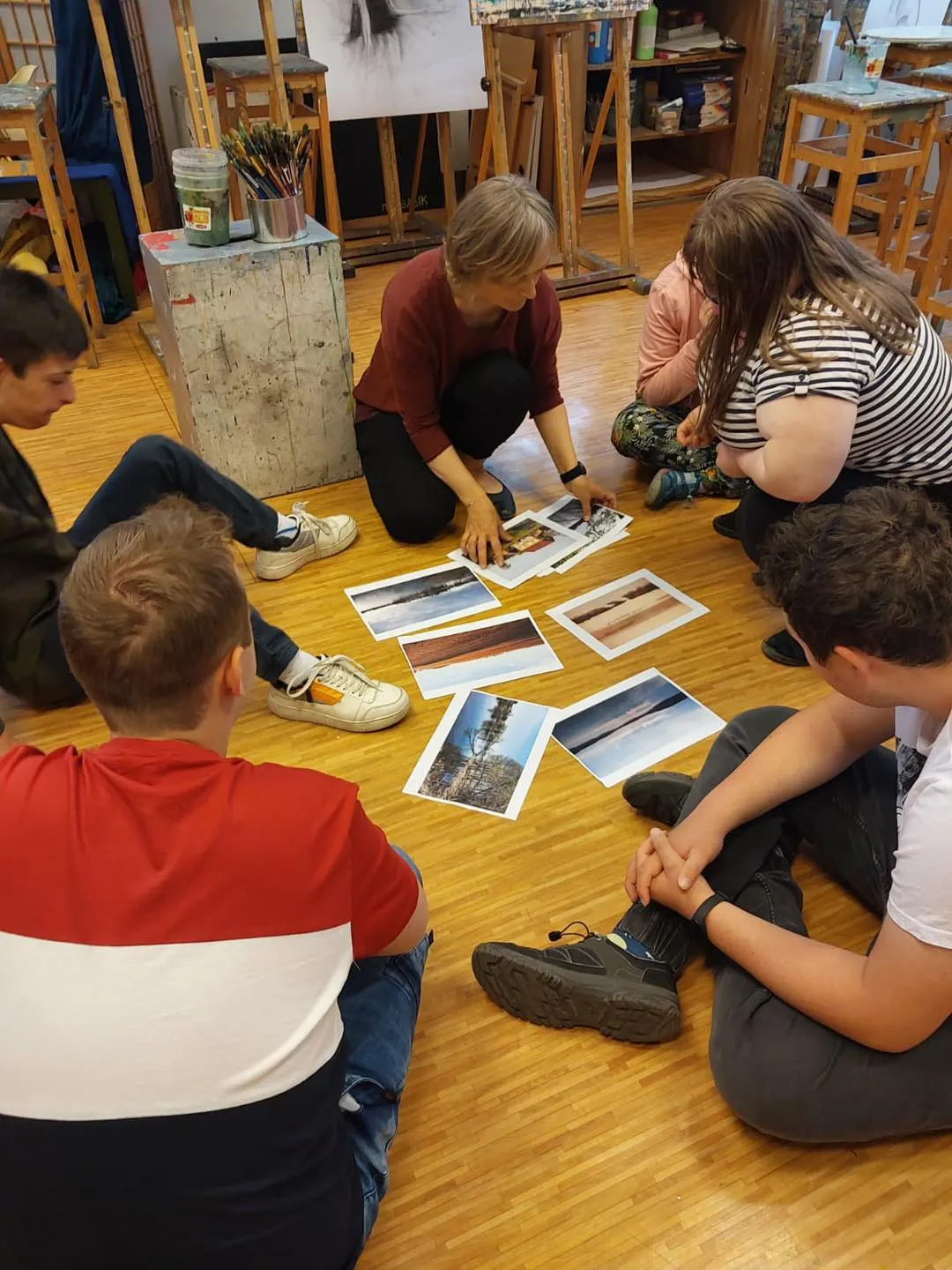 Było bardzo miło i kreatywnie. Dziękujemy p. Joannie za comiesięczne miłe spotkania i życzymy udanych wakacji. 🎨🌞🙂