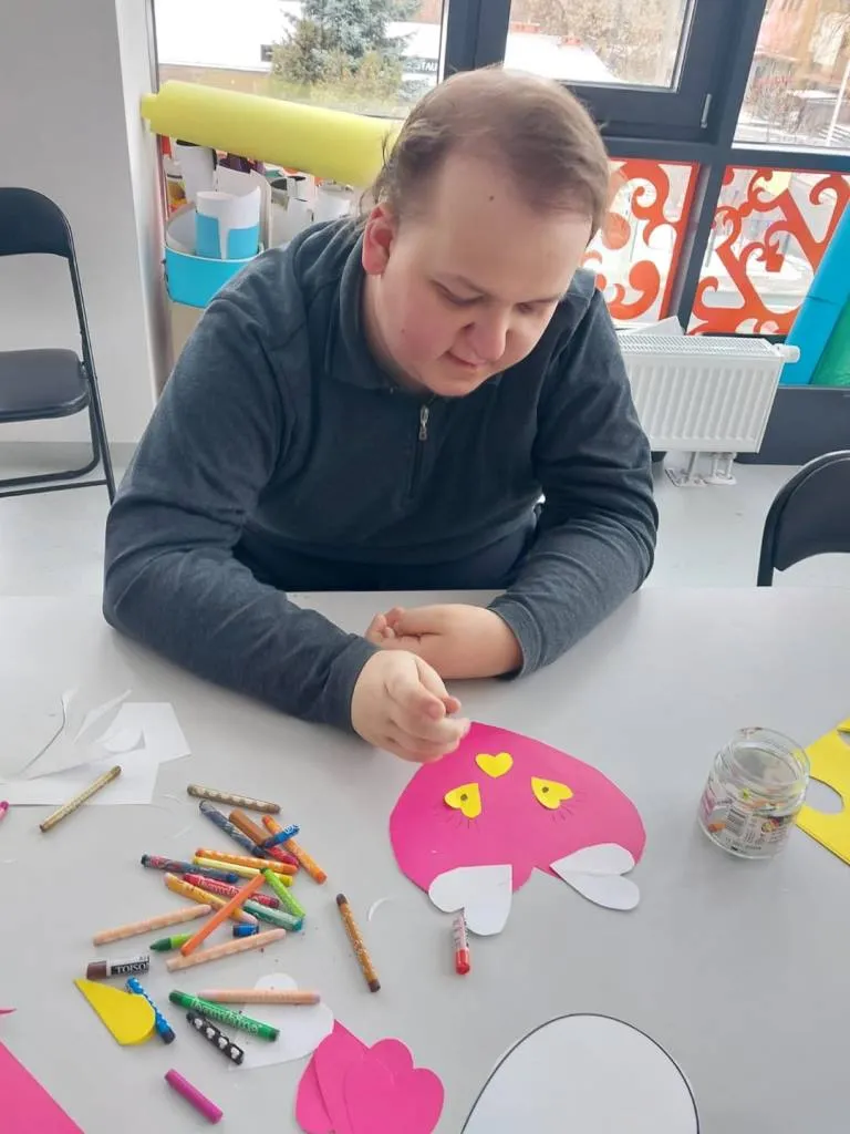 Zbliżają się Walentynki, więc dziś podczas zajęć plastycznych w Kulturotece tworzyliśmy “serduszkowe” zwierzątka. 💛🤎🩷🧡🩵