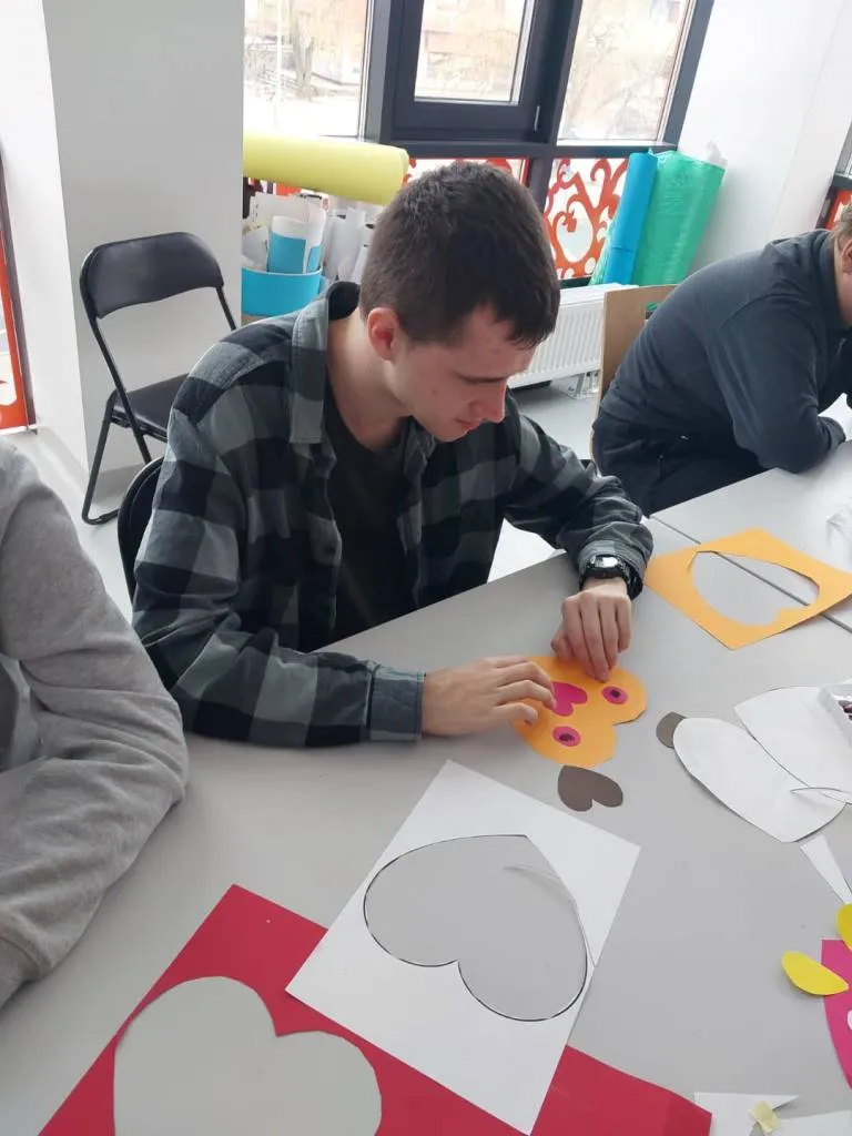 Zbliżają się Walentynki, więc dziś podczas zajęć plastycznych w Kulturotece tworzyliśmy “serduszkowe” zwierzątka. 💛🤎🩷🧡🩵