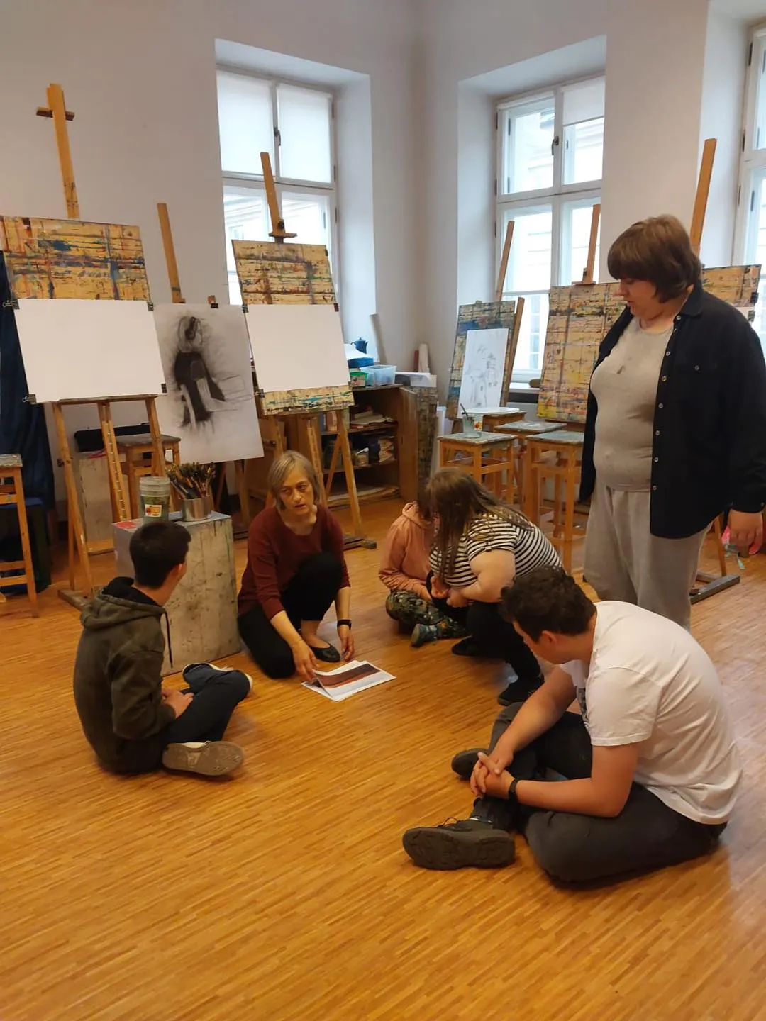 Było bardzo miło i kreatywnie. Dziękujemy p. Joannie za comiesięczne miłe spotkania i życzymy udanych wakacji. 🎨🌞🙂