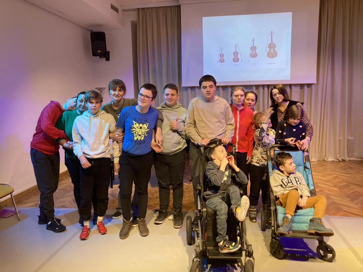 Temat dzisiejszego koncertu to: “Zagraj ze mną na skrzypcach – grupa instrumentów smyczkowych”.