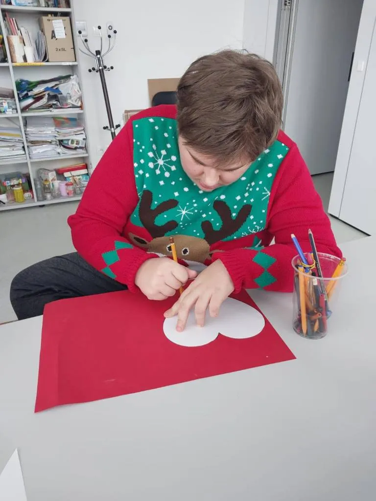 Zbliżają się Walentynki, więc dziś podczas zajęć plastycznych w Kulturotece tworzyliśmy “serduszkowe” zwierzątka. 💛🤎🩷🧡🩵