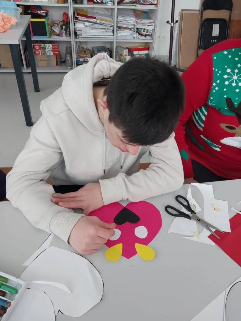 Zbliżają się Walentynki, więc dziś podczas zajęć plastycznych w Kulturotece tworzyliśmy “serduszkowe” zwierzątka. 💛🤎🩷🧡🩵