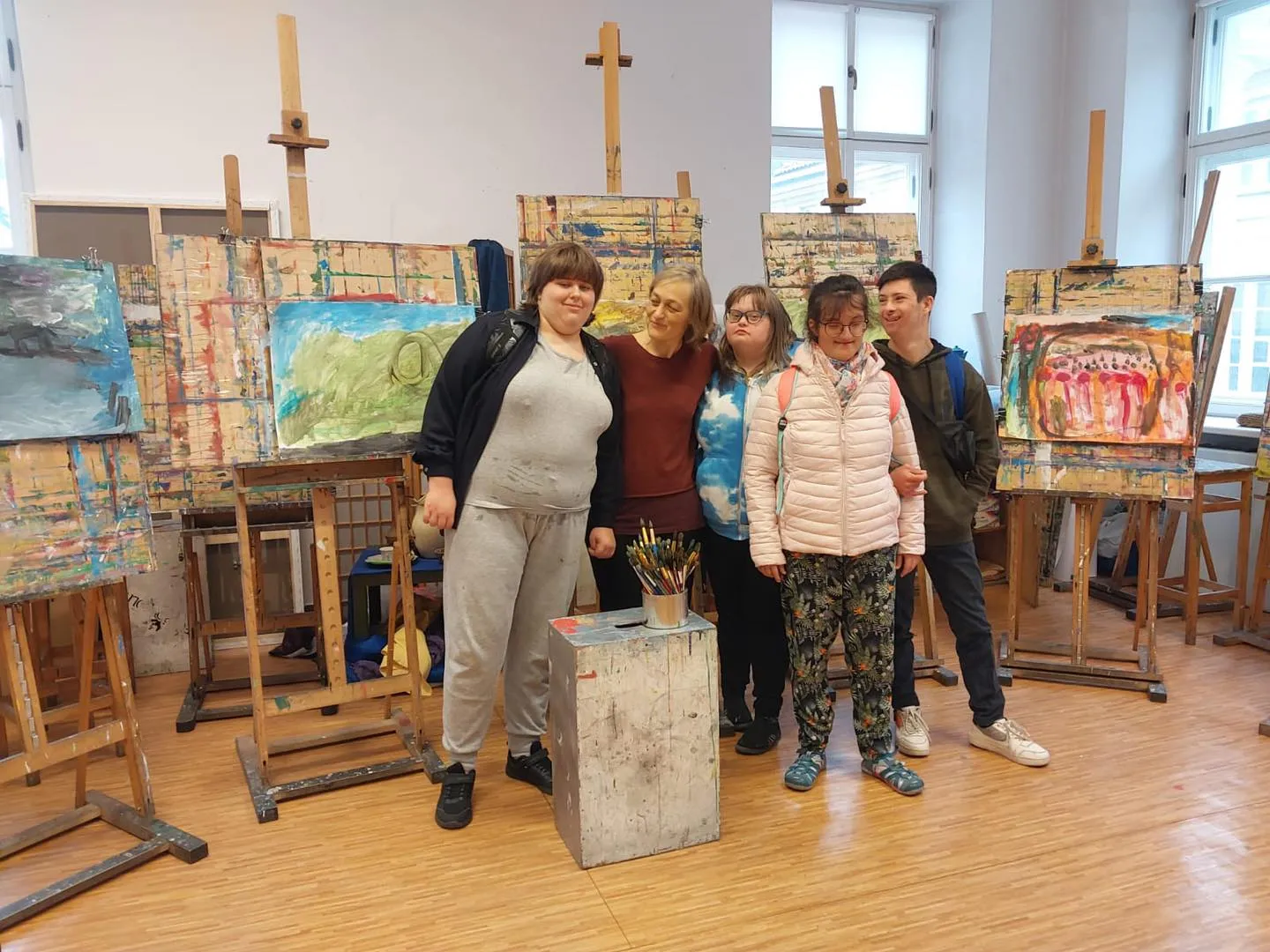 Było bardzo miło i kreatywnie. Dziękujemy p. Joannie za comiesięczne miłe spotkania i życzymy udanych wakacji. 🎨🌞🙂