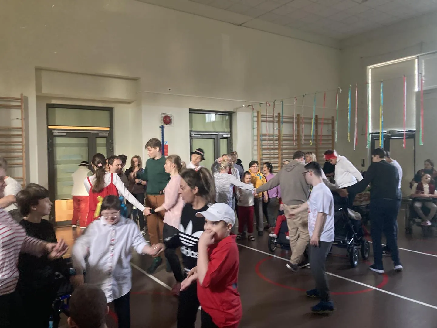 Ramię w ramię, łączy nas muzyka – dyskoteka