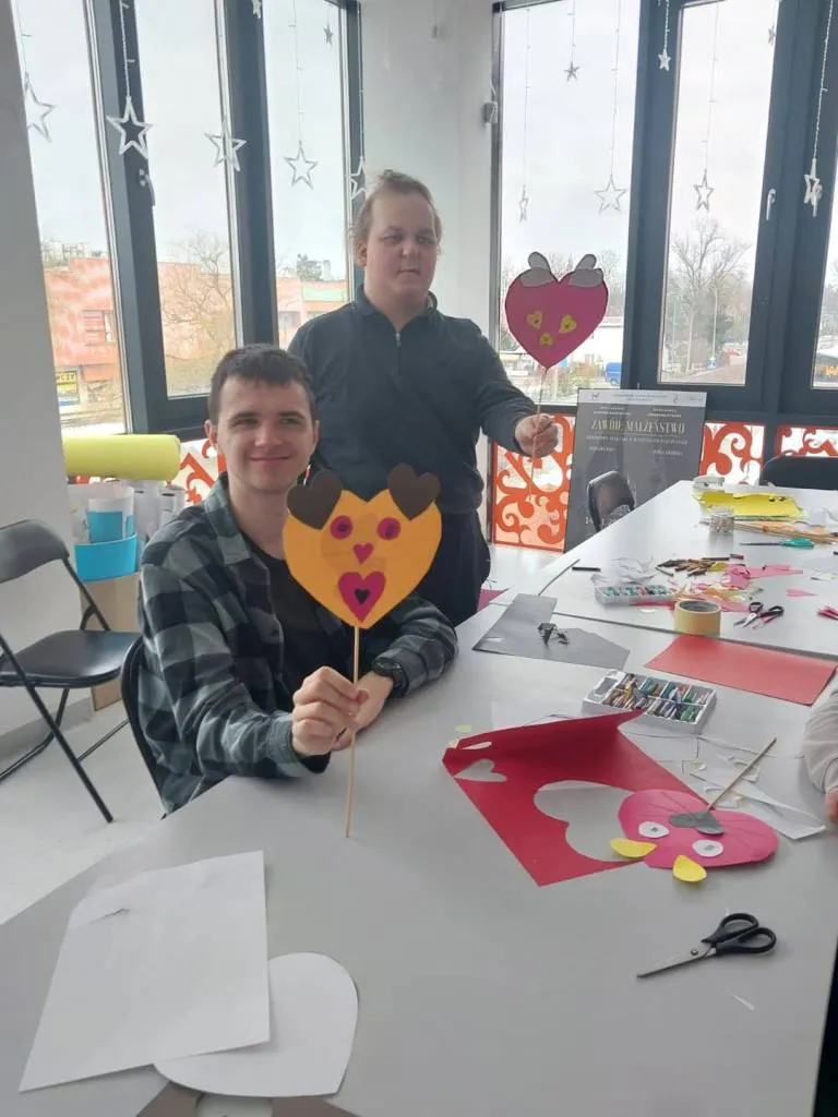 Zbliżają się Walentynki, więc dziś podczas zajęć plastycznych w Kulturotece tworzyliśmy “serduszkowe” zwierzątka. 💛🤎🩷🧡🩵