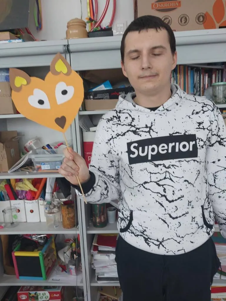 Zbliżają się Walentynki, więc dziś podczas zajęć plastycznych w Kulturotece tworzyliśmy “serduszkowe” zwierzątka. 💛🤎🩷🧡🩵