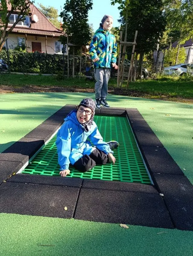 Korzystamy z nowego placu zabaw