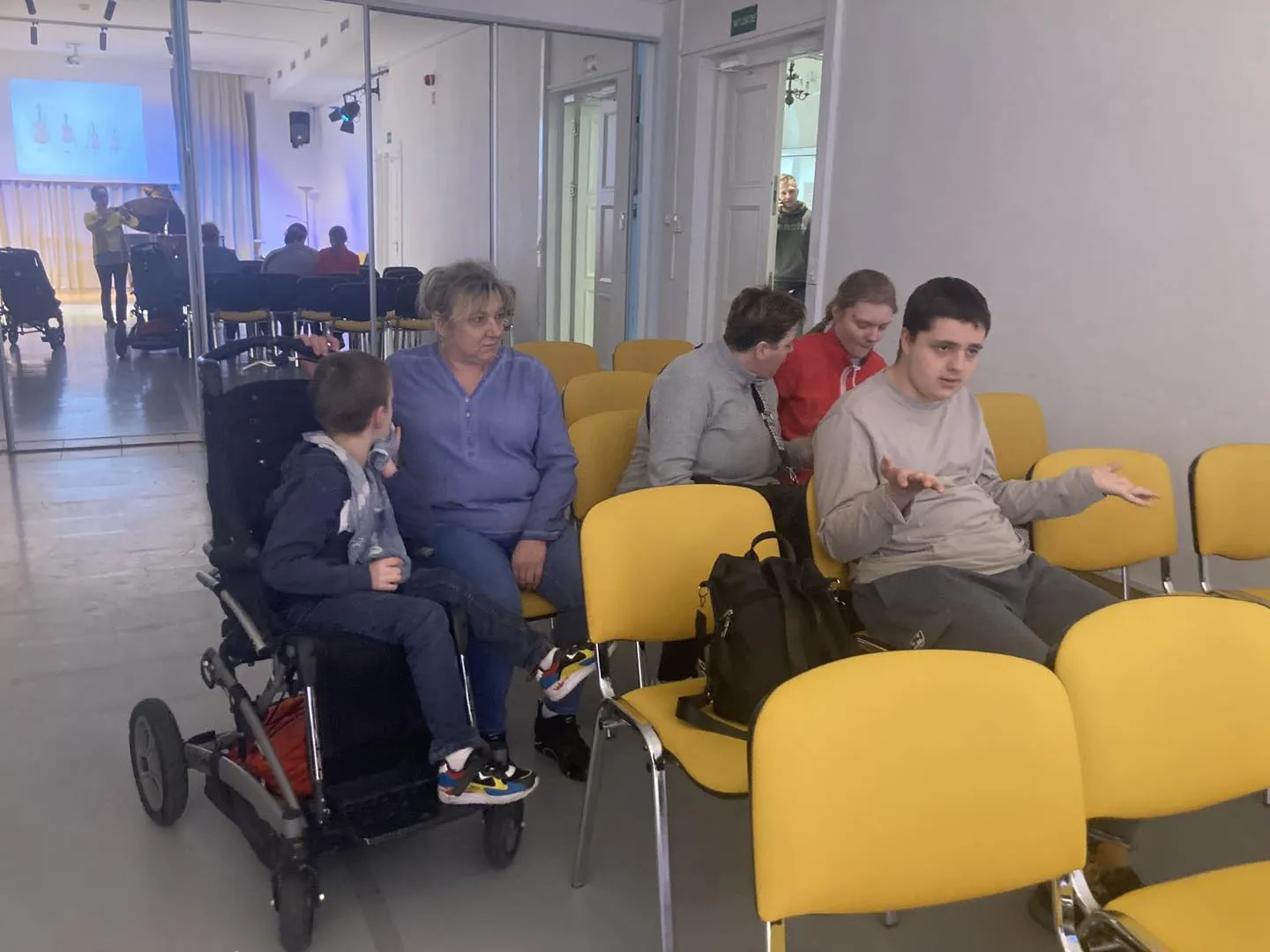 Temat dzisiejszego koncertu to: “Zagraj ze mną na skrzypcach – grupa instrumentów smyczkowych”.