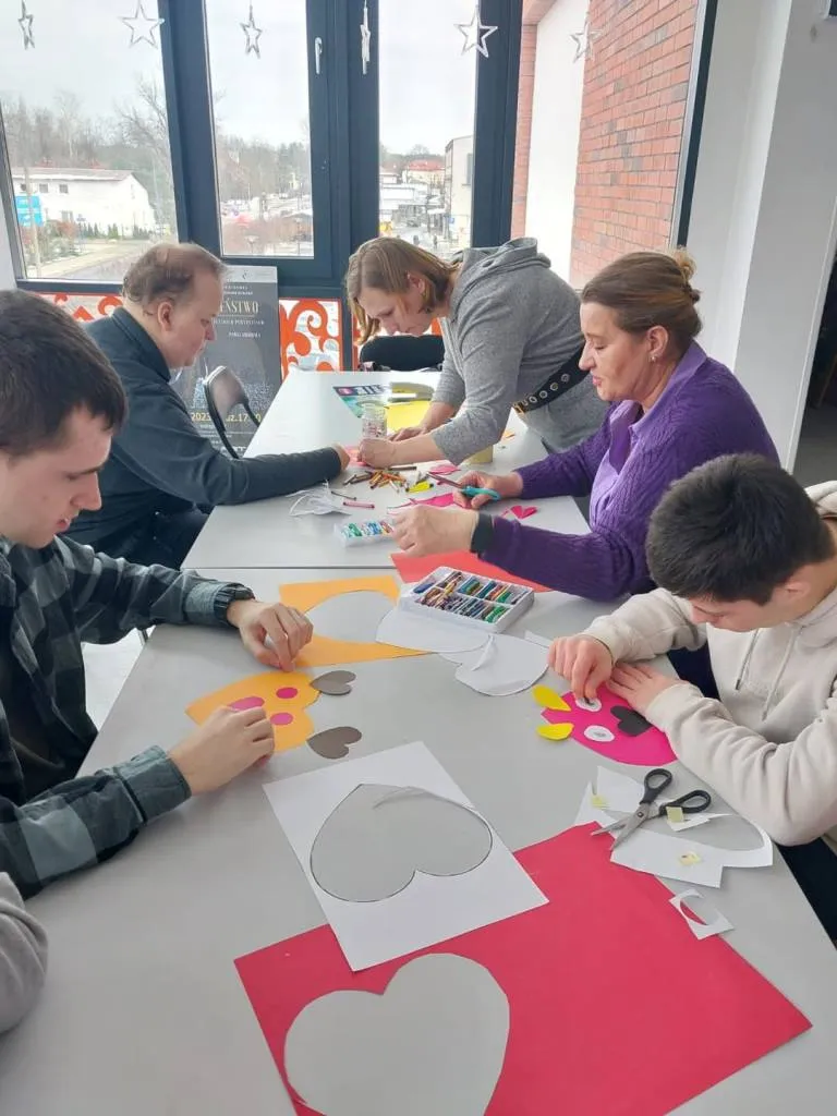 Zbliżają się Walentynki, więc dziś podczas zajęć plastycznych w Kulturotece tworzyliśmy “serduszkowe” zwierzątka. 💛🤎🩷🧡🩵