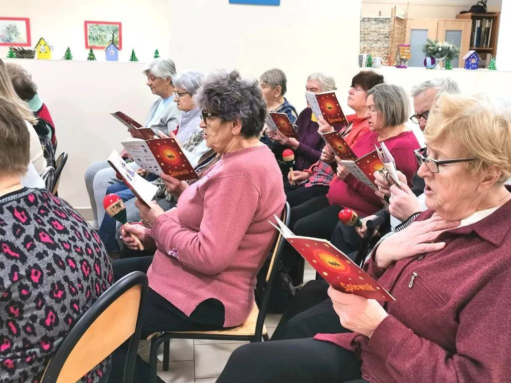 Kolędowanie w Domu Dziennego Pobytu w Falenicy