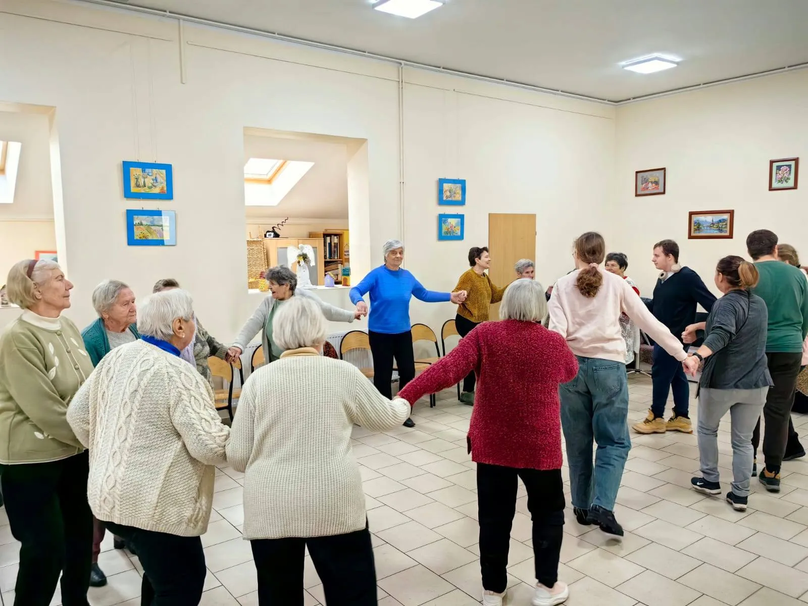 Spotkanie przy muzyce w Domu Dziennego Pobytu w Falenicy