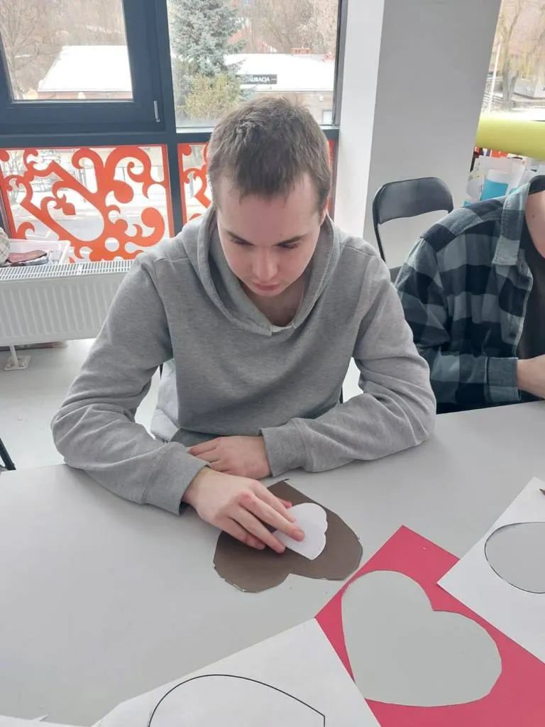 Zbliżają się Walentynki, więc dziś podczas zajęć plastycznych w Kulturotece tworzyliśmy “serduszkowe” zwierzątka. 💛🤎🩷🧡🩵