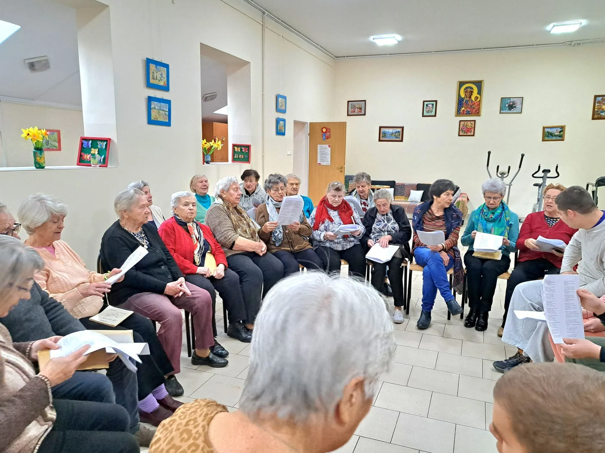 Seniorzy i uczniowie ZSS 102 wspólnie śpiewają pieśni patriotyczne.