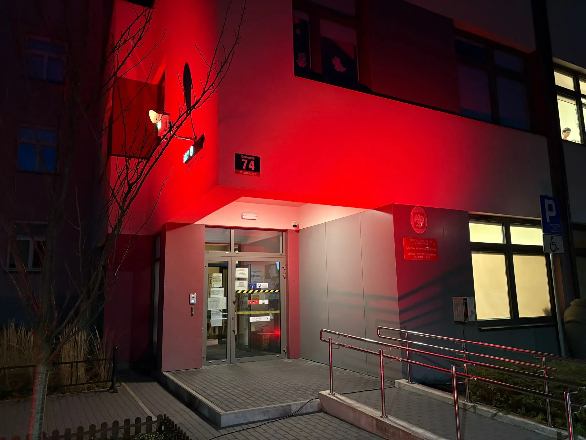 Szkoła oświetlona na czerwono 