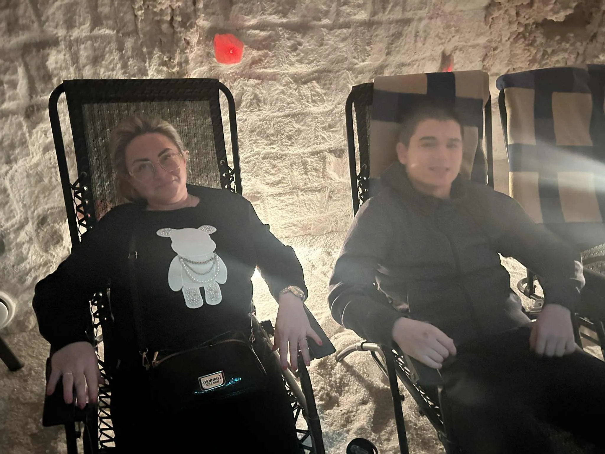 2 chłopców w grocie solnej