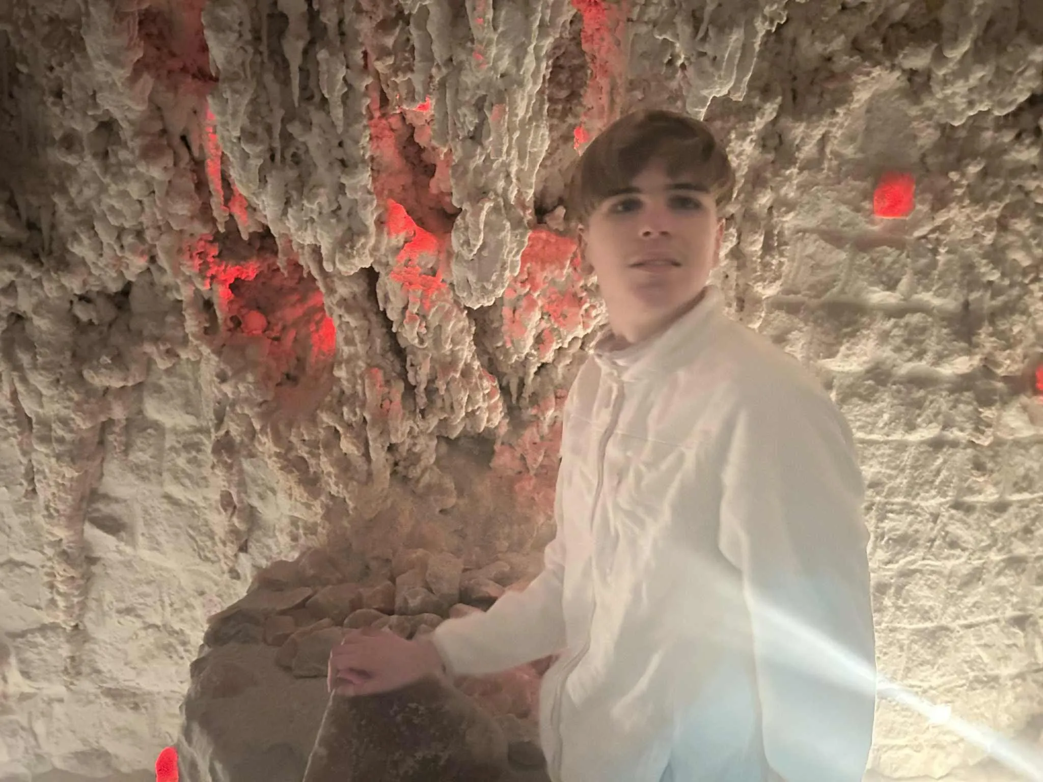 Chłopiec w grocie solnej