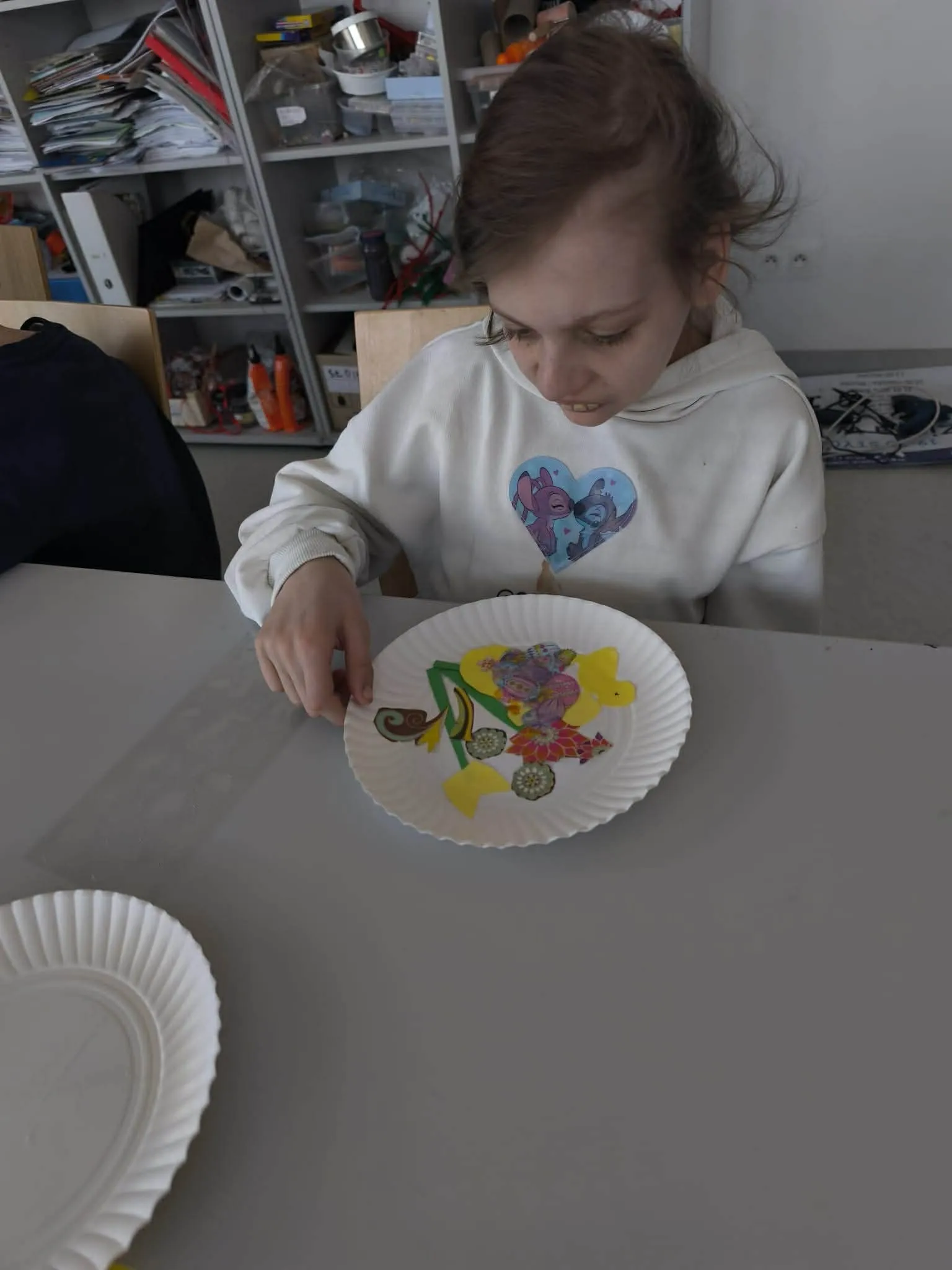 Warsztat plastyczny - dziewczynka 2 zdobi talerz