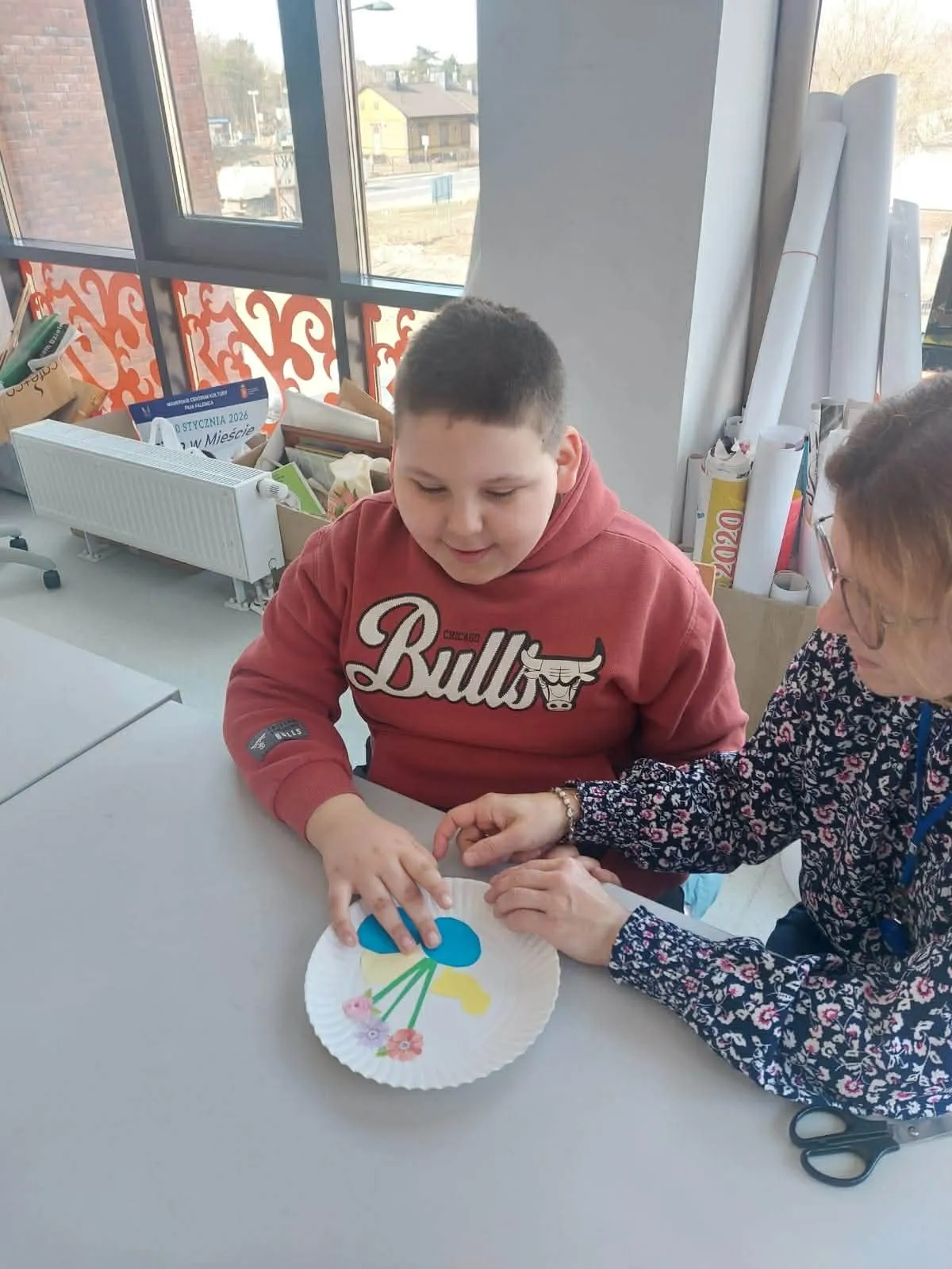 Warsztat plastyczny - chłopiec 2 zdobi talerz