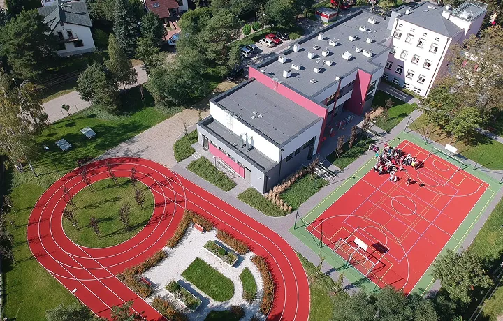 budynek szkoły z boiskiem